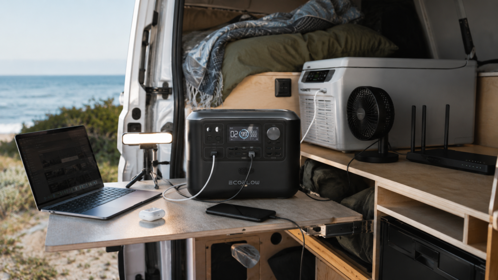 Estación de energía portátil alimentando portátil, luz y nevera en una camper